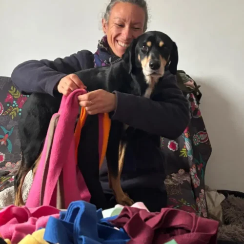 Processus de fabrication des jouets pour chiens: bandes de polaire colorées en train d'être assemblées.