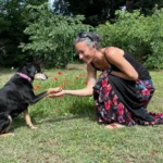 Ma chienne Leeloo et moi, à l'initiative de mon entreprise française de création d'accessoires et jouets pour chiens: Leenia.