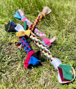 Jouet scoubidou pour chiens en corde polaire. Jouets faits à la main en France. Colorés et résistants.