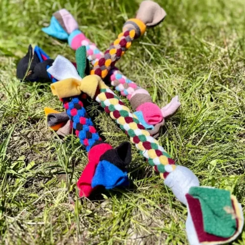 Jouet scoubidou pour chiens en corde polaire. Jouets faits à la main en France. Colorés et résistants.
