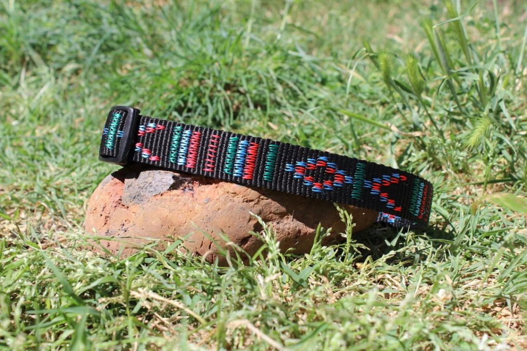 Collier pour chien en sangle tissée. Fait à la main en France. Motif aztèque.