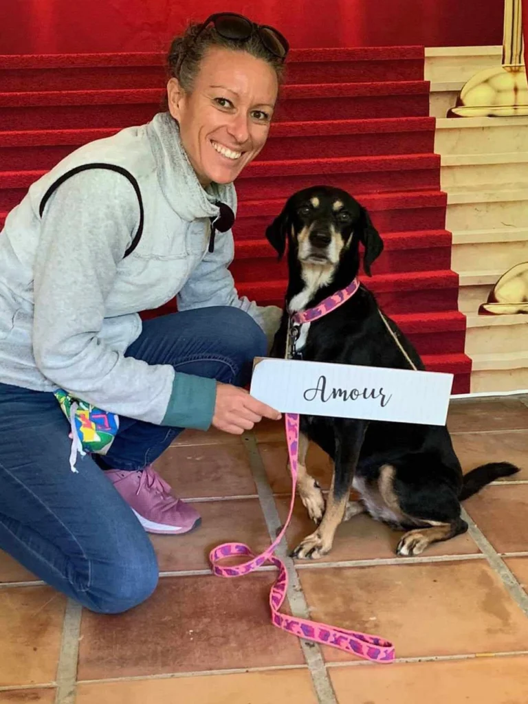 Leeloo -ma chienne- et moi fondatrices de Leenia, entreprise de créations d'accessoires pour chiens. Leeloo porte son collier et sa laisse Leenia de couleur rose. Je porte ma pochette à friandises Leenia.