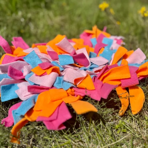 Tapis de fouille coloré faisant partie de la gamme de jouets pour chiens faits à la main de Leenia. Jeu d'enrichissement et de stimulation mentale.
