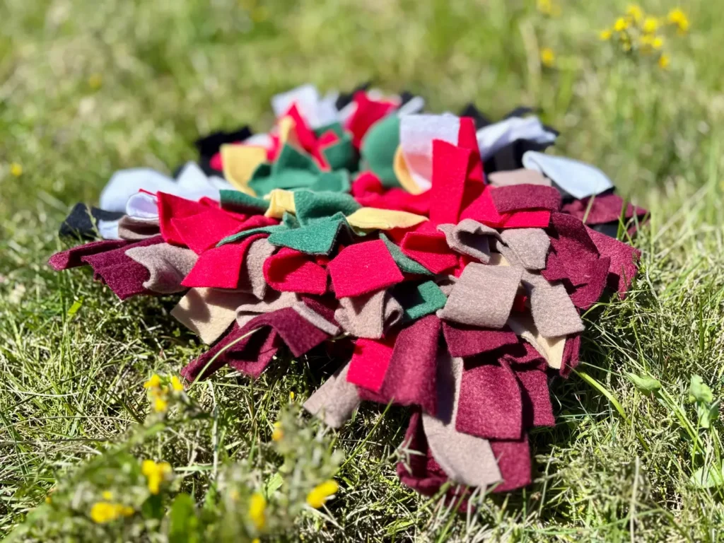 Tapis de fouille pour chien dans des tons bordeaux et taupe, fait partie des jeux de fouille Leenia. Jeu d'enrichissement et de stimulation mentale. Fait à la main en France.
