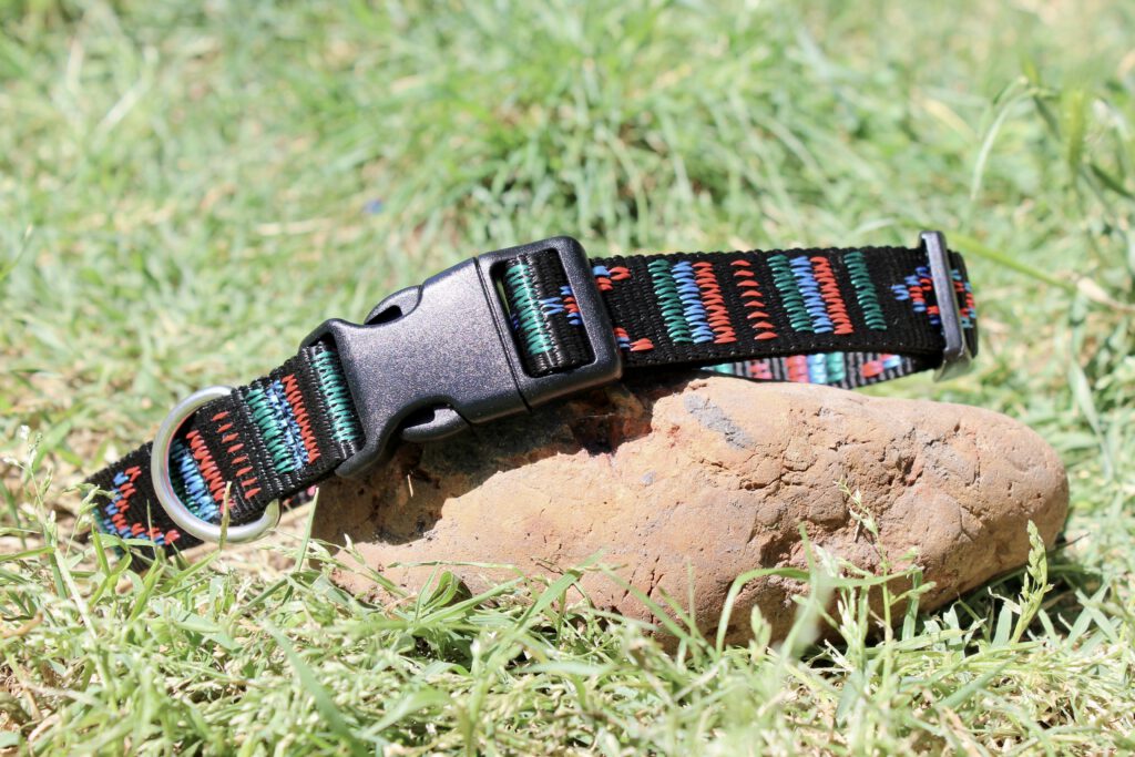 Collier pour chien en sangle tissée. Fond noir et motifs colorés ethniques de type aztèque. Boucle solide.