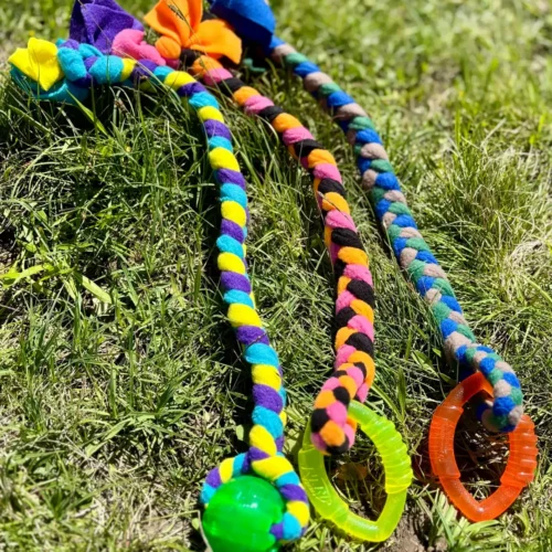 Jouet pour chien qui combine une tresse et une balle ou un anneau. Fait à la main en France. Résistant et coloré: orange, noir, rose, bleu, vert, taupe, violet...