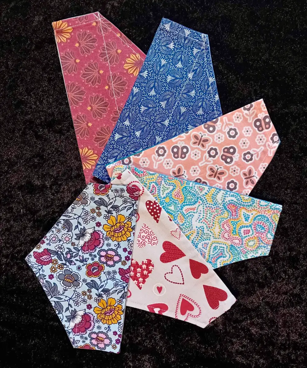 Rosace de plusieurs bandanas pour chiens, à glisser dans le collier. Certains colorés, d'autres plus sobres.