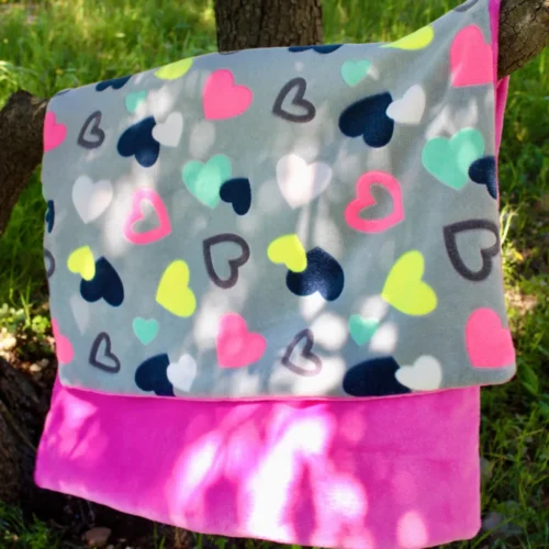 Plaid tout doux pour chien, endroit gris avec des coeurs, envers rose. Fait main en France.