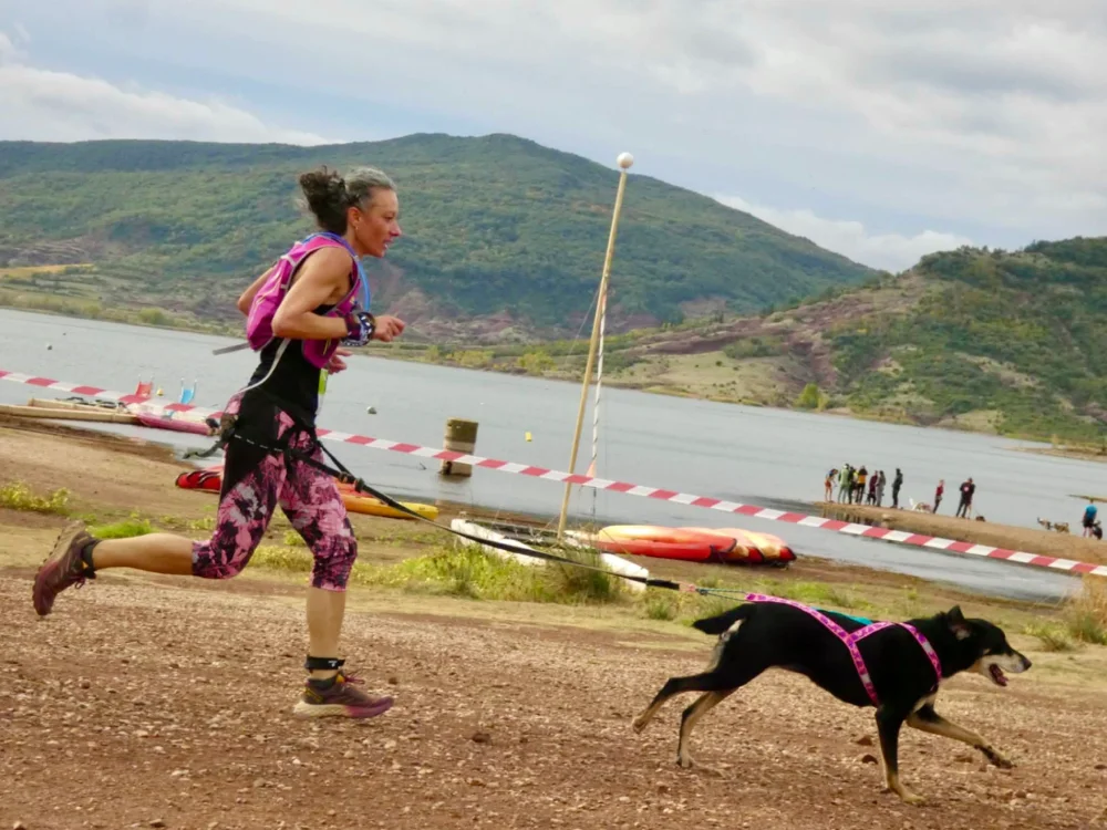 Ma chienne Leeloo et moi courant un canitrail lors du Canicross du lac du Salagou