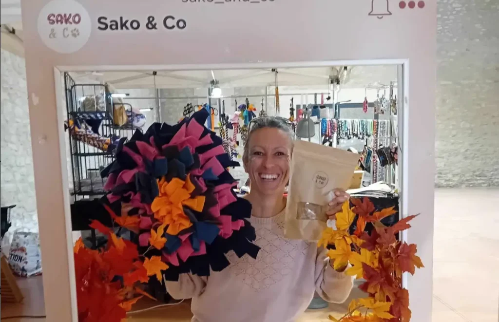 Encadré Sako&Co où je pose avec un tapis de fouille et un sachet de friandises.