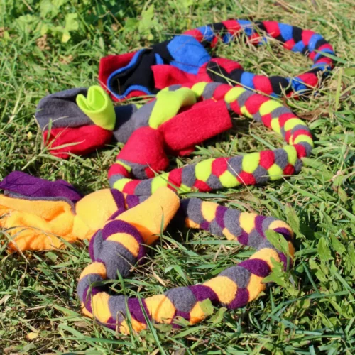 Jouets en corde pour chiens en forme de grande tresse. Résistant et costaud. Fait à la main en France. Coloré: rose, noir, bleu, vert, rouge, violet, orange...