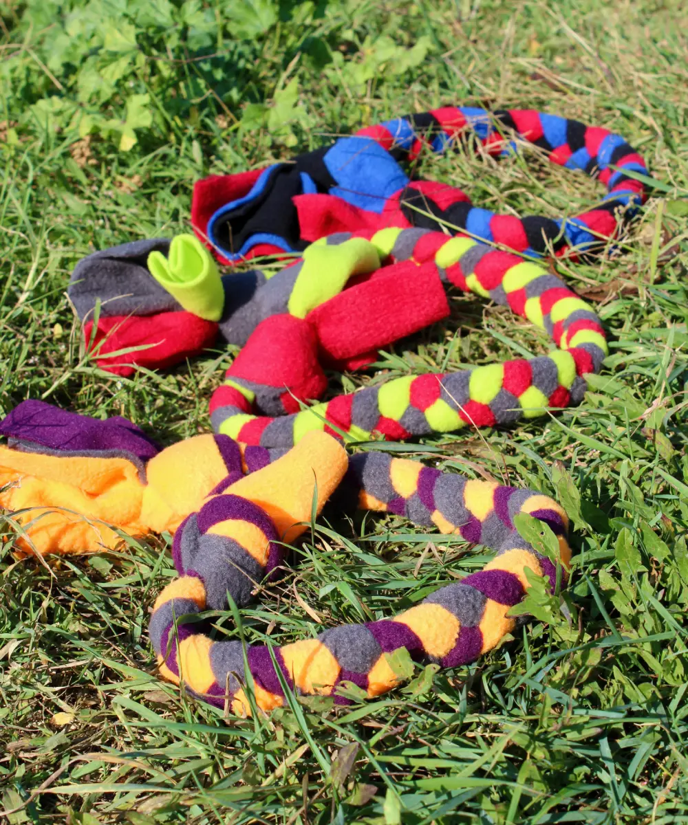 Jouets en corde pour chiens en forme de grande tresse. Résistant et costaud. Fait à la main en France. Coloré: rose, noir, bleu, vert, rouge, violet, orange...