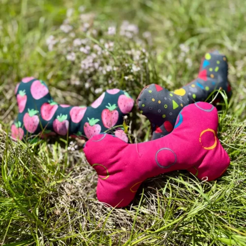 Jouet peluche pour chien en forme d'os (nonos) garni d'un pouic. Rose, gris ou bleu marine. Fait à la main en France.