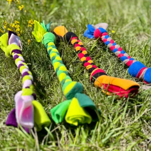 Petits jouets colorés en corde tressée pour chiens. Jouets artisanaux fabriqués en France.