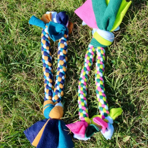 Jouet en corde tressée pour chiens avec deux branches pour jouer à deux chiens. Costaud avec plein de couleurs: rose, gris, vert, blanc, moutarde, bleu. Fait à la main en France.
