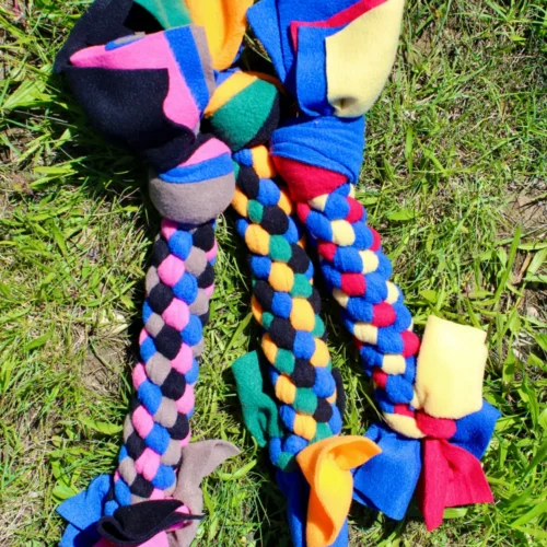 Gros jouet pour grands et gros chiens. En corde tressée très résistant et costaud. Couleurs rouge, jaune, bleu, rose, noir, orange. Fabrication artisanale, en France.