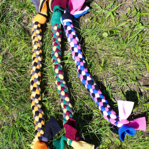 Jouets pour chien colorés tressés à la main en France. Jouets en forme de scoubidou. Pour grands chiens ou pour jeux de traction (tug). Rose, bleu, noir, jaune, orange, vert, gris.