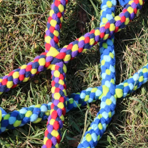 Jouet pour plusieurs chiens en forme de scoubidou à 4 branches. Costaud et résistant. Fabriqué à la main en France.Violet, jaune, bleu, vert, turquoise.