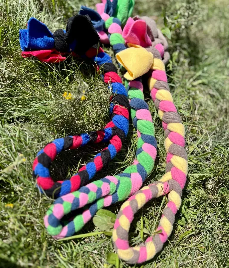 Jouet pour chien en corde tressée avec une poignée. Idéal pour les jeux de traction. Jouets colorés et costauds. Fait à la main en France.