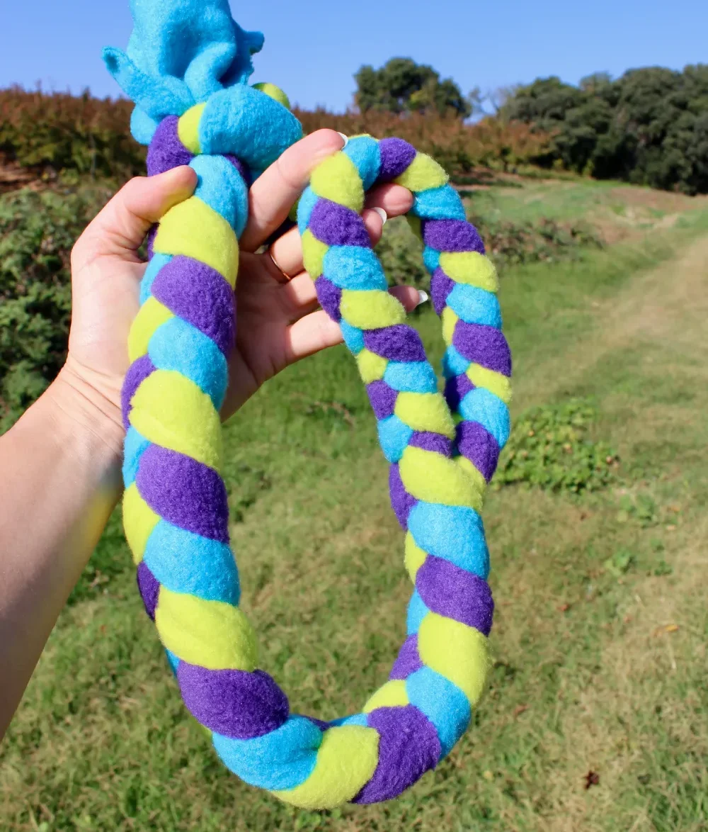 Jouet pour chien en corde tressée, tenu dans la main. Parfait pour les jeux de traction, avec une poignée. Violet, vert et bleu. Artisanat français.