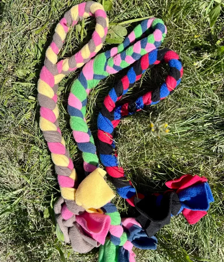 Jouet pour chien avec poignée en corde tressée. Jouet idéal pour que le chien puisse tirer. Fabriqué en France à la main.