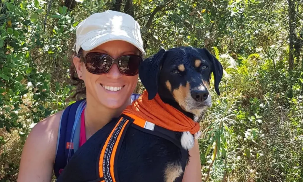 Ma chienne et moi en train de regarder l'objectif et de profiter d'un moment toutes les deux avant le canitrail du Lac du Salagou. Il y aura aussi des épreuves de canicross.