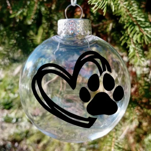 Boule de Noël avec motif noir de patte de chien dans un coeur. Possible personnalisation. Fait main en France.
