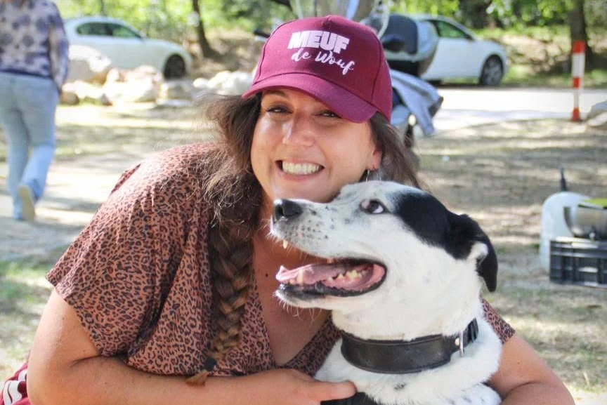 Julie de The South Wouf et son chien Apache, ambassadeurs de la marque Leenia, sourient face à l'objectif.