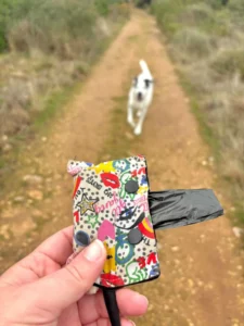 Pochette pour rouleaux de sacs à crottes tenue par Julie de The South Wouf