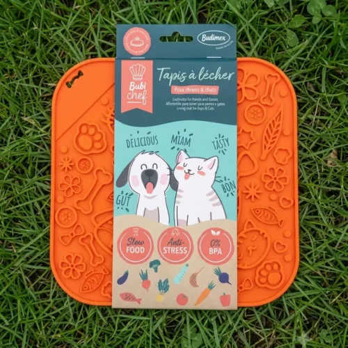 Tapis à lécher en silicone souple orange. À garnir de yaourt, compote, patée pour chien, fromage blanc... Lavable. Jouet d'occupation, apaisement du stress et stimulation.