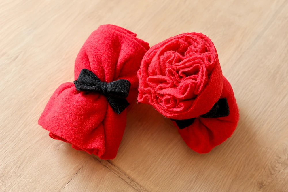 Jeu de fouille pour chien en forme de rose, créé sur mesure par l'entreprise française Leenia. Accessoire personnalisé pour la cliente.